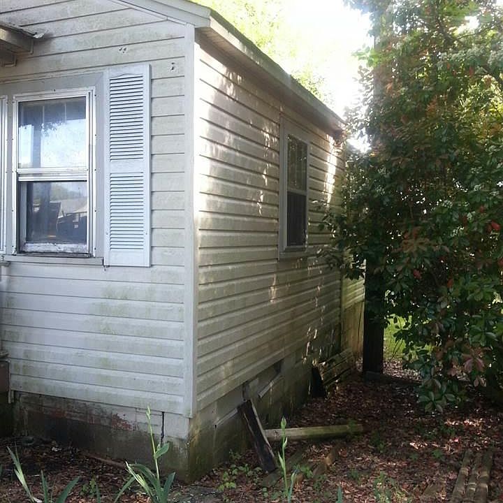 2nd image of 1814 Main St W