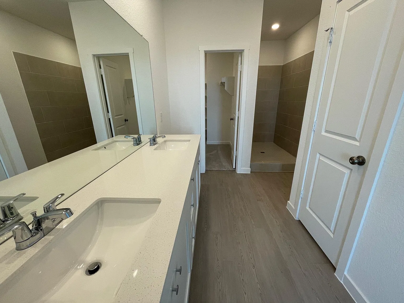 4 bed, 3.0 bath, 2024 sqft, $2,299 — Photo 4