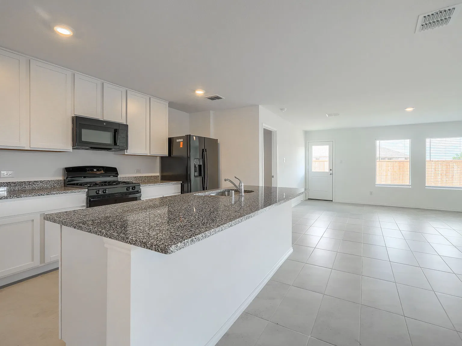 4 bed, 1870 sqft, $2,140 — Photo 3