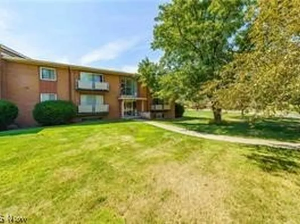 21881 River Oaks Dr, Rocky River, OH 44116