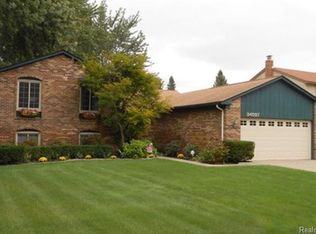 34597 Pinehurst Ct, Livonia, MI 48154