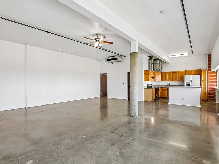 1725 W. 6th St — Photo 24