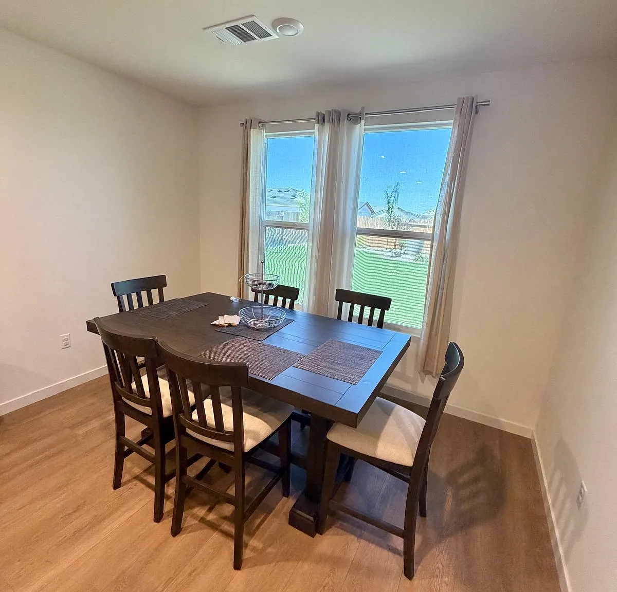 4 bed, 2032 sqft, $3,195 — Photo 4