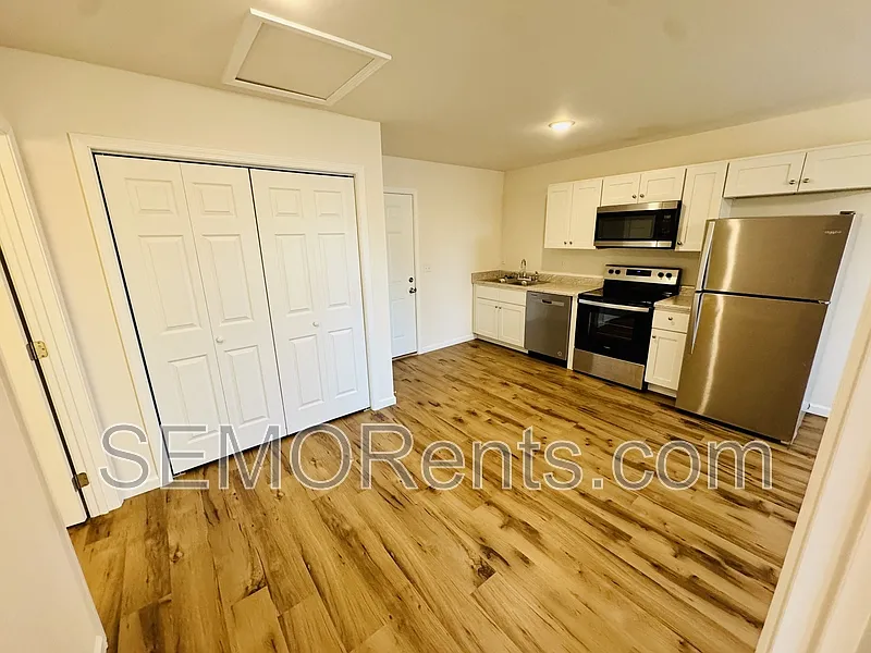 Building Photo - 222 Coles Hls #205