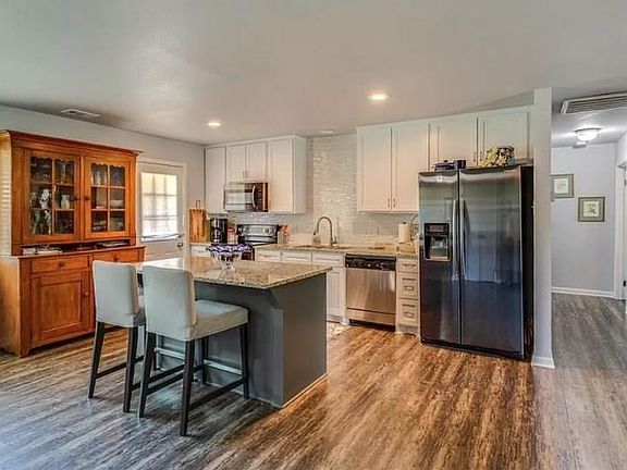 5th image of 3902 Mayflower Dr