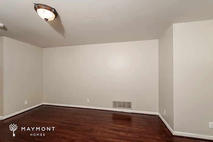 900 Glenvalley Dr — Photo 4