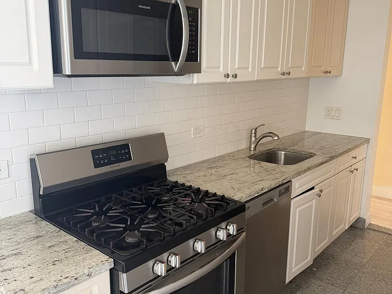 658 W 188th St #5E — Photo 2