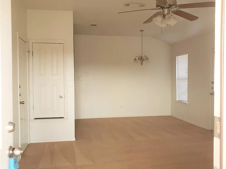 2810 Ashley Dr — Photo 3