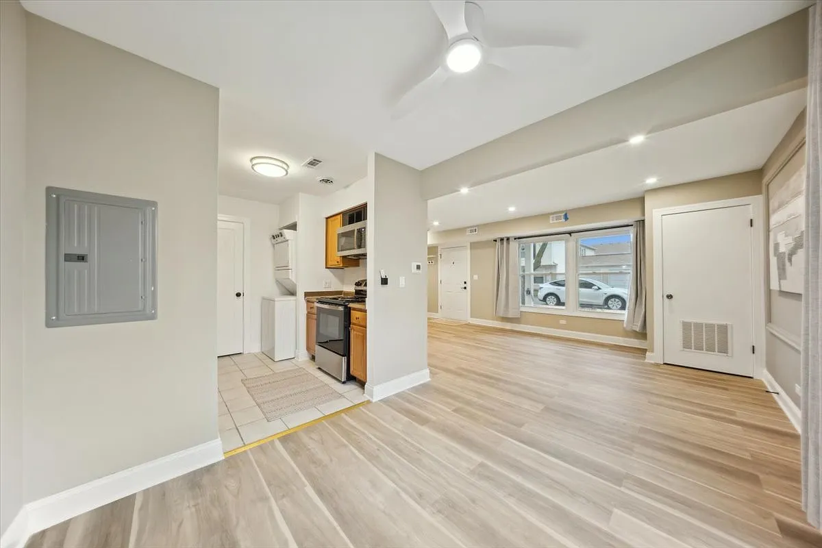 3 bed, 1.5 bath, 1300 sqft, $2,500 — Photo 4