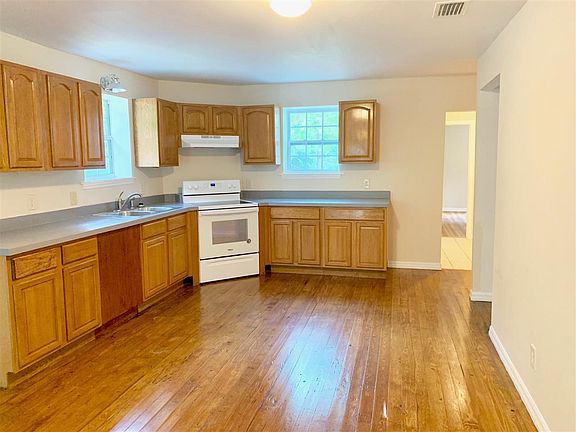 5th image of 808 W 8th St