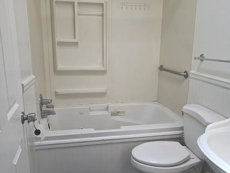 15 Burbank Blvd — Photo 13