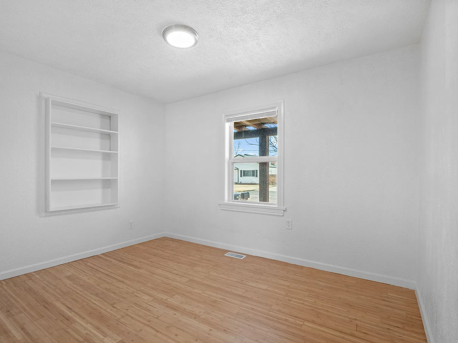 5 bed, 2000 sqft, $2,900 — Photo 3