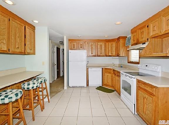 3rd image of 72 Iroquois Ave