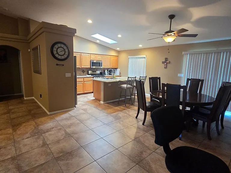 2121 E Desert Lakes Dr — Photo 26