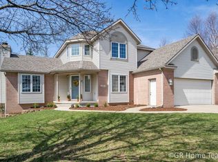 2107 Meadowdale Dr NW, Grand Rapids, MI