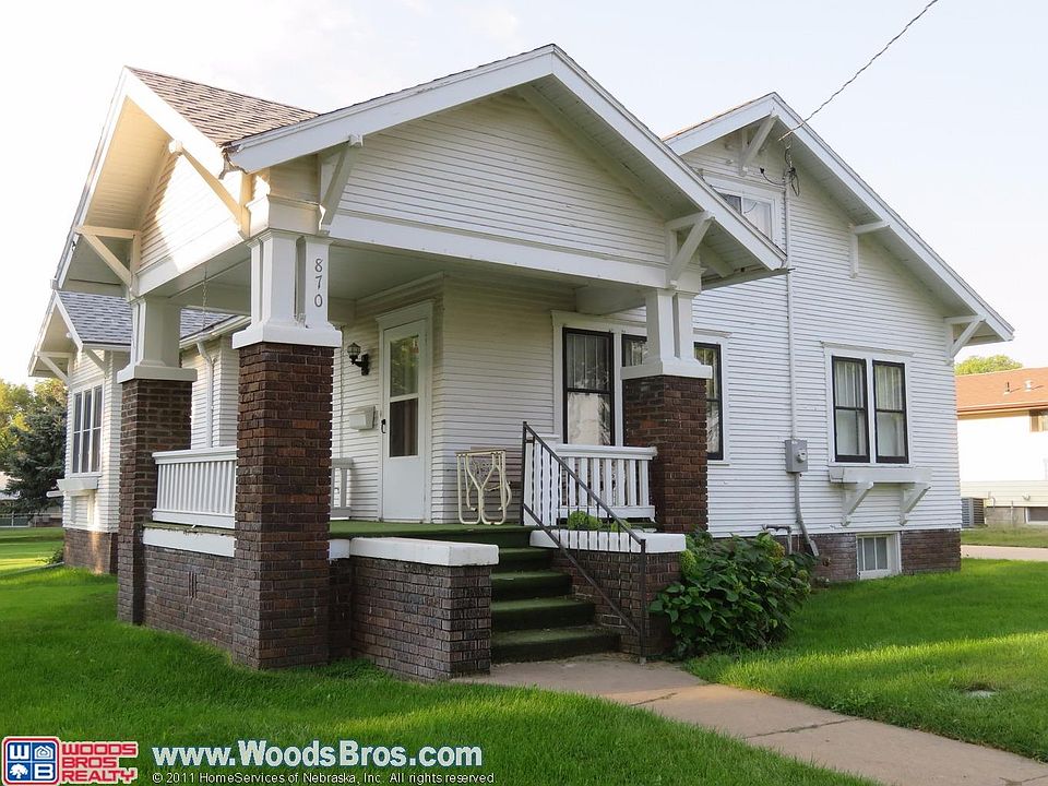 1st image of 870 Leonard Ave