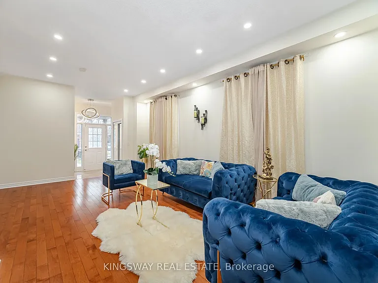 803 Khan Cres — Photo 8