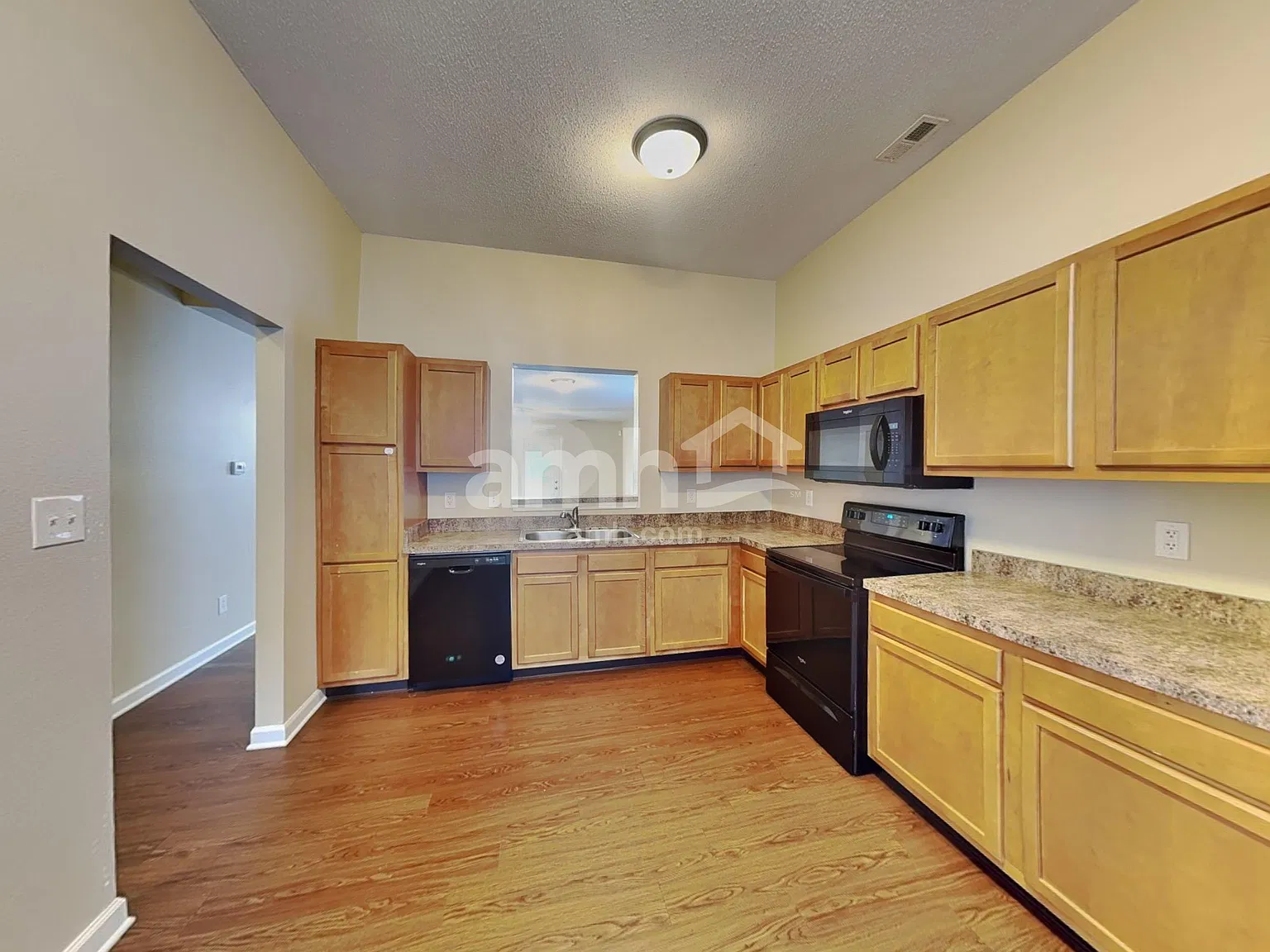 3 bed, 2.5 bath, 1640 sqft, $1,910 — Photo 4