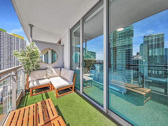 5th image of 92 SW 3rd St APT 2802