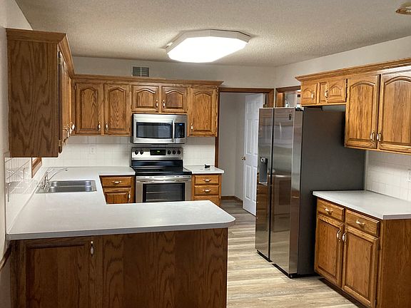5th image of 502 NE Leann Dr