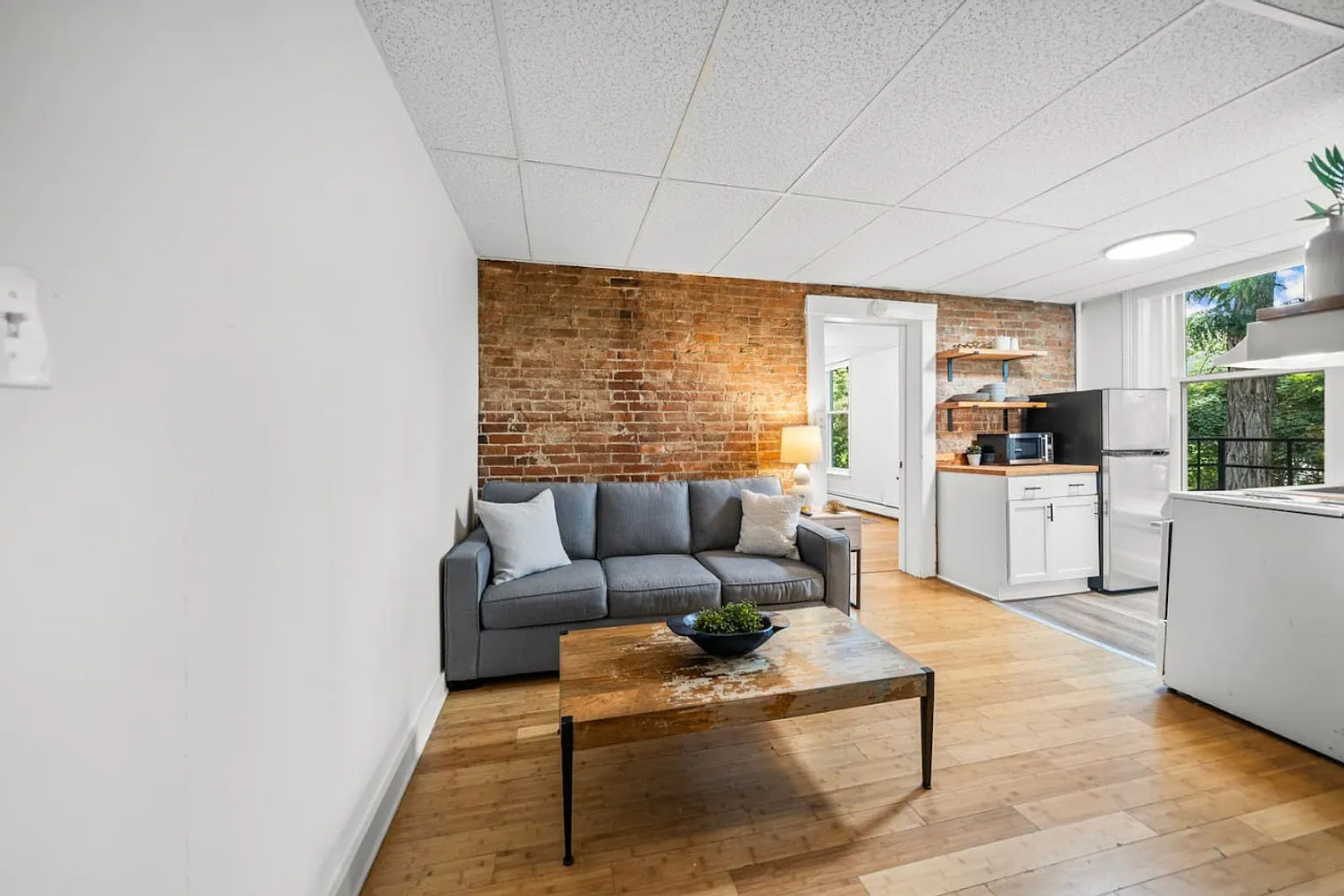 1 bed, 1.0 bath, 699 sqft, $1,301 — Photo 2