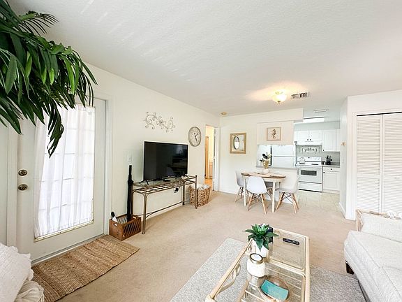 4th image of 2444 SE Garden Ter