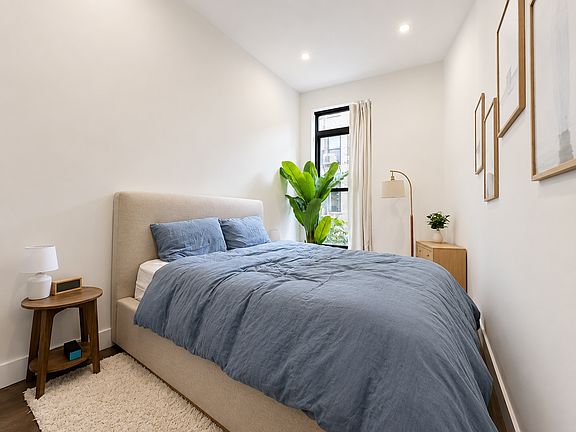 5th image of 163 W 71st St APT 3R