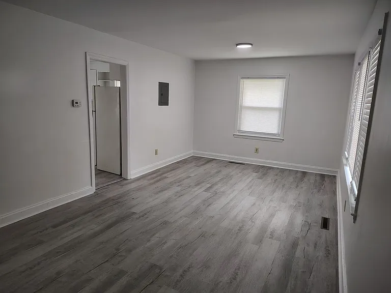 804 Poplar Dr — Photo 2