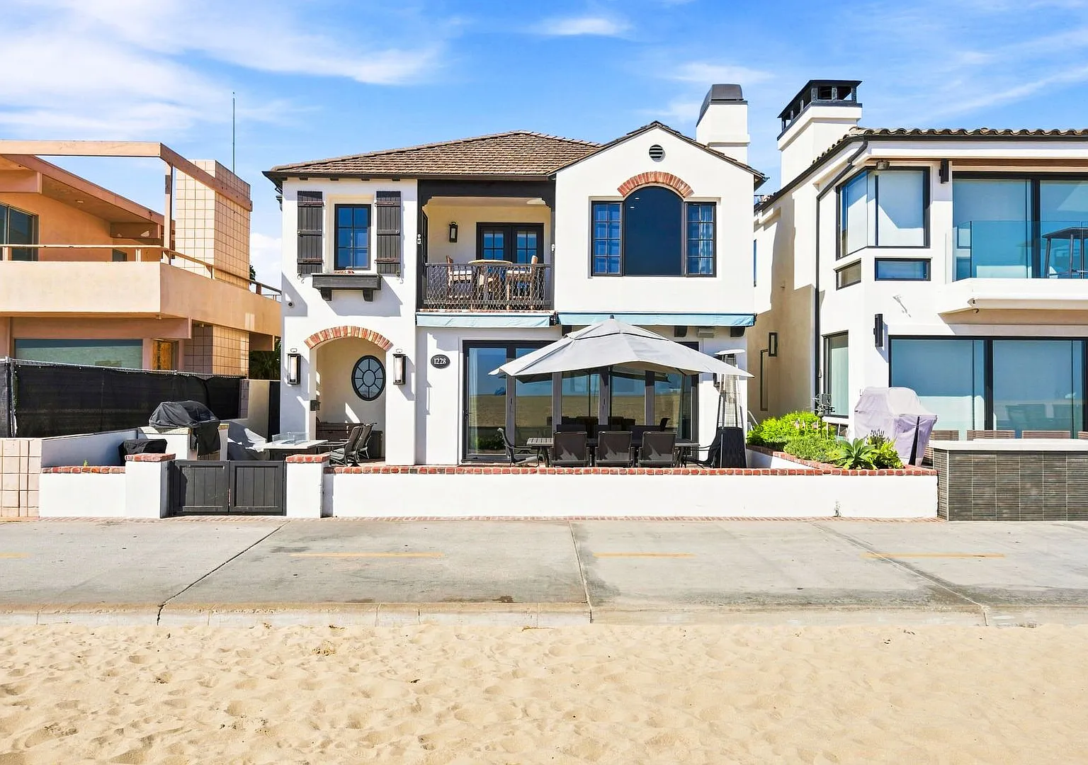 Gorgeous Furnished Home on Deep Oceanfront Lot, Parking for Five — Photo 1
