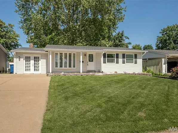 12030 Bennington Pl, Maryland Heights, MO 63043