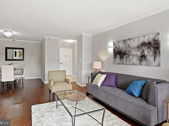 Separate living & dining areas