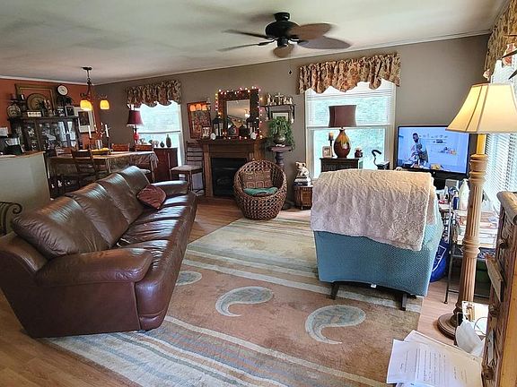 4th image of 130 Country Ln