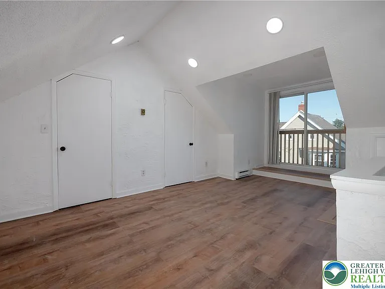 718 N New St — Photo 20