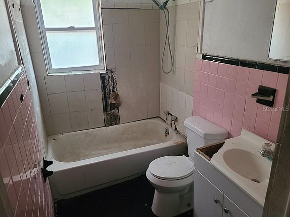 3rd image of 1127 Robinson Ave