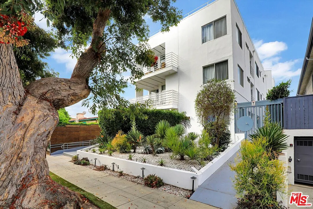 2 bed, 1019 sqft, $3,999 — Photo 3