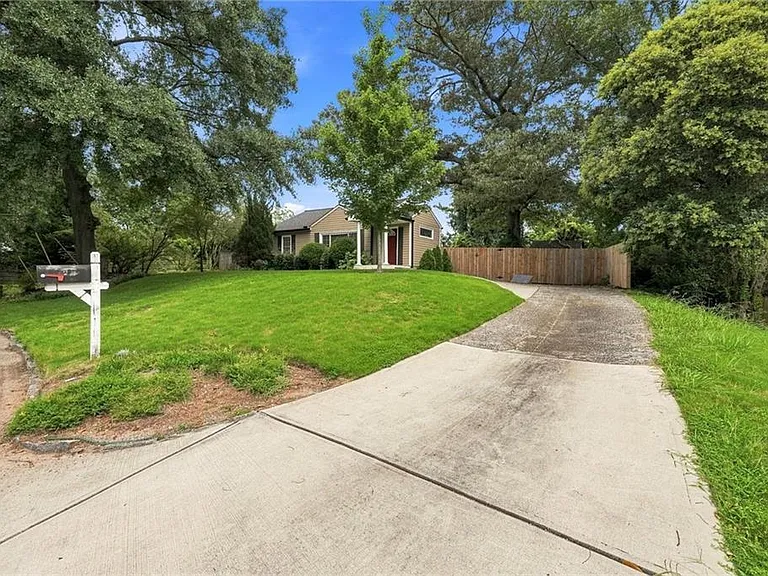 1911 Woodland Hills Ave NW — Photo 4