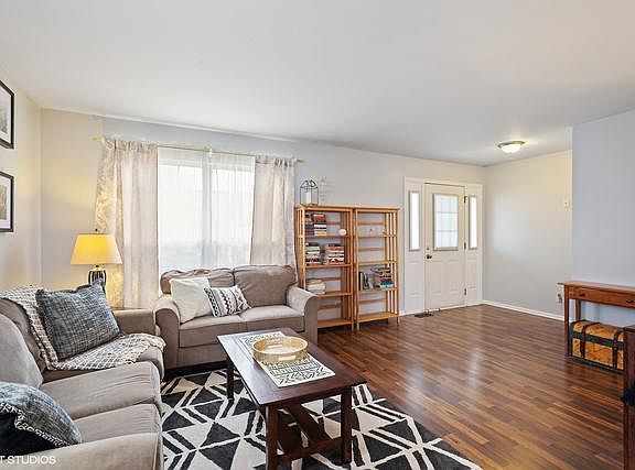 3rd image of 1172 Oxford Ln
