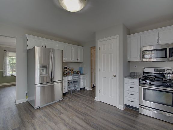4th image of 1017 Fairway Ct