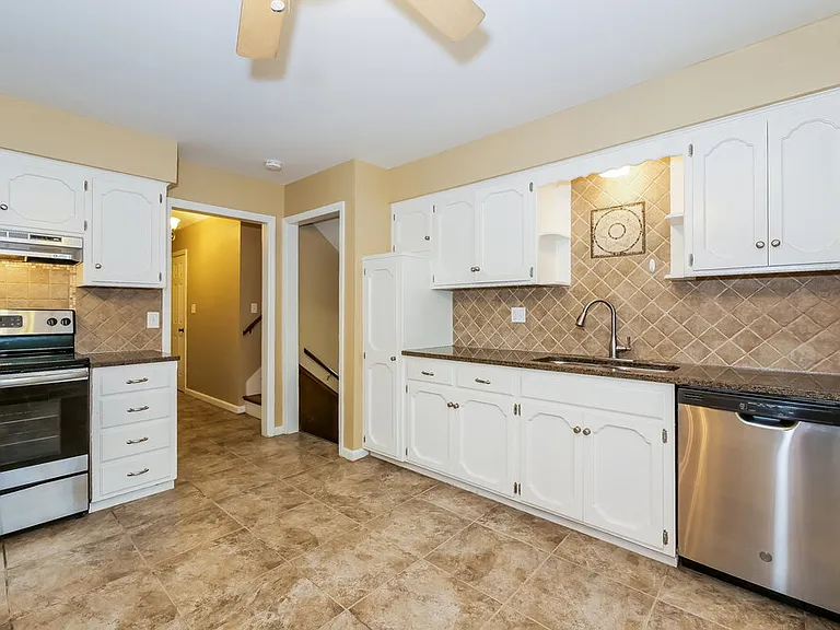 9915 Westgate Ln — Photo 8