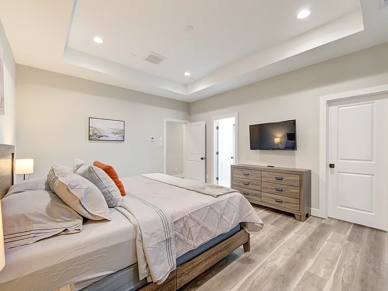 2418 Everett St — Photo 25