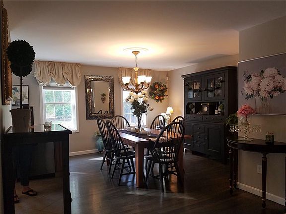 4th image of 142 Elizabeth Ave