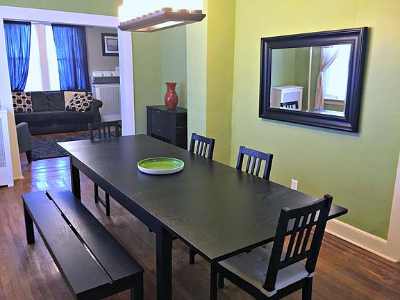 Large Dining room, great for entertaining