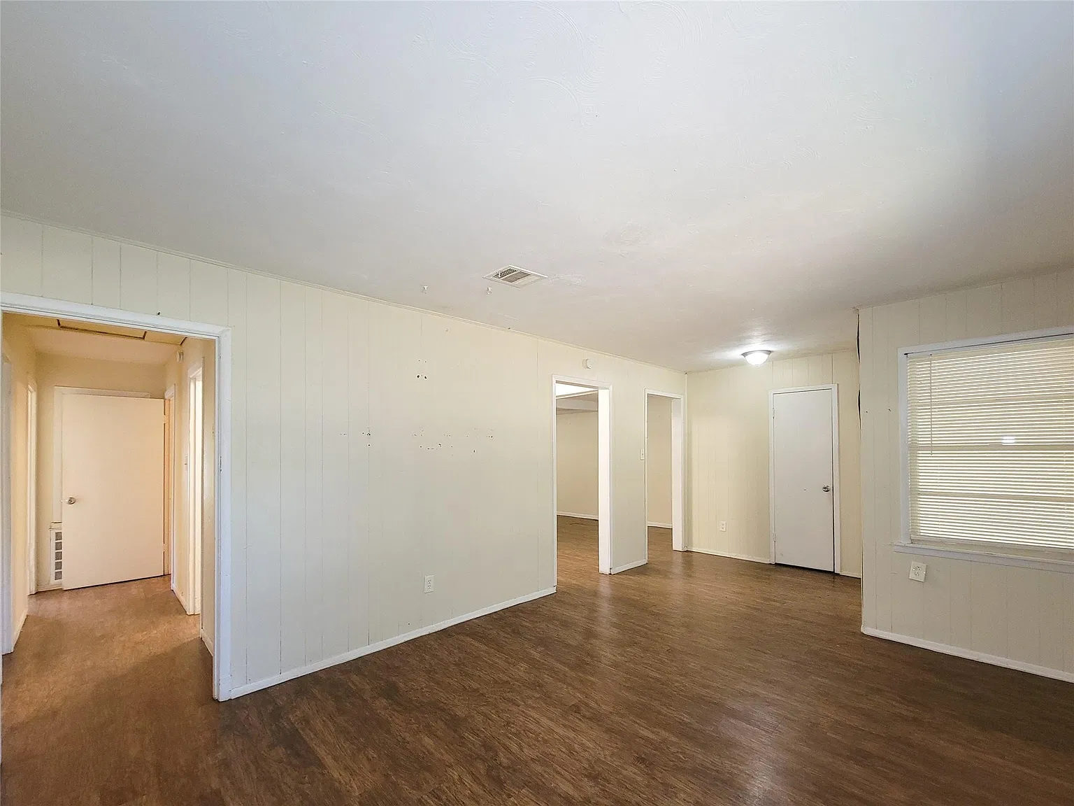 3 bed, 2.0 bath, 1596 sqft, $1,195 — Photo 4