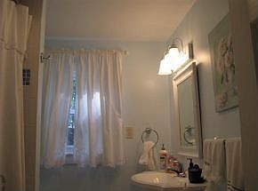 Full Bath/ Ceramic Tile Floor