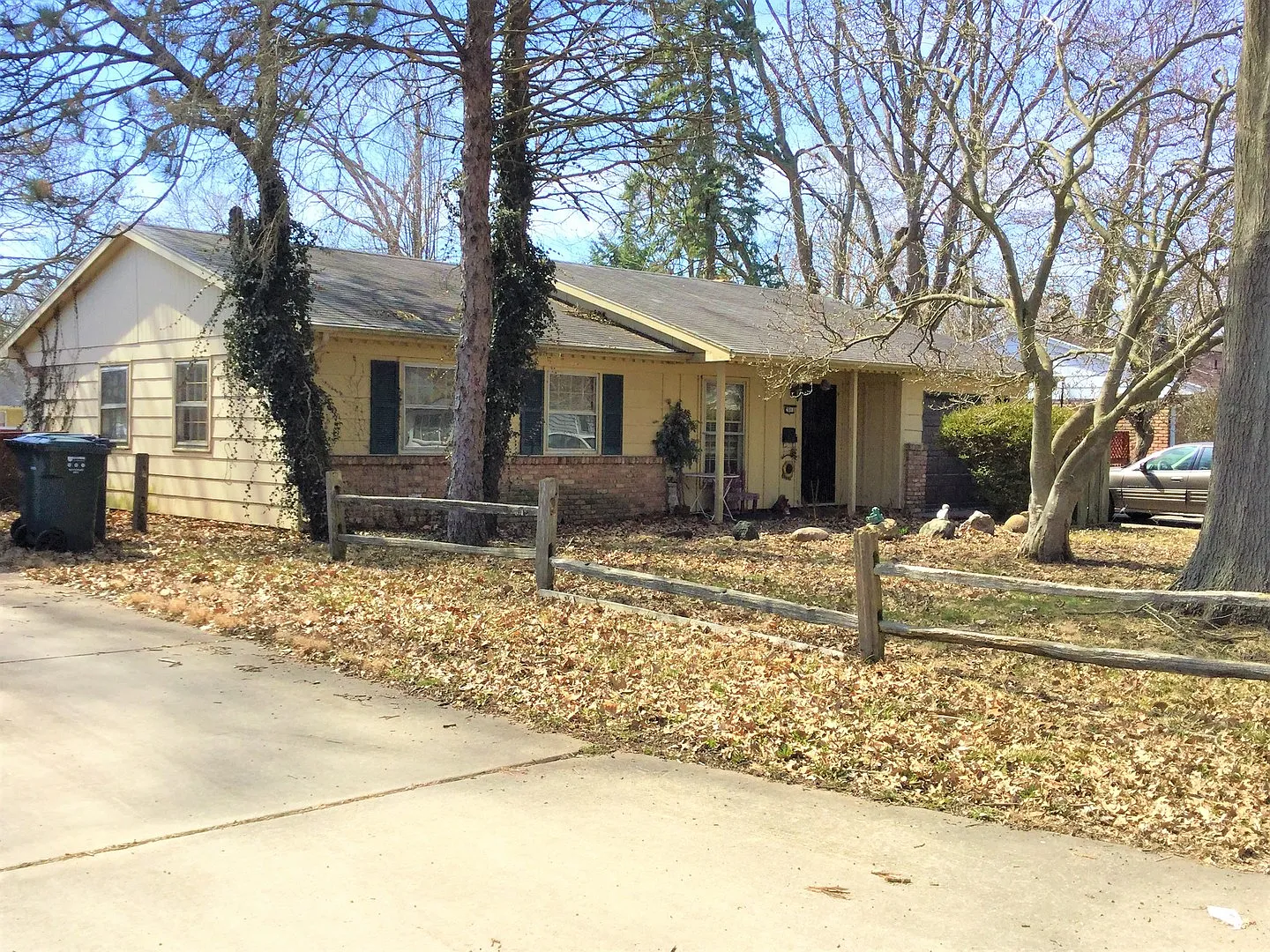 2011 E Country Squire Dr photo 1