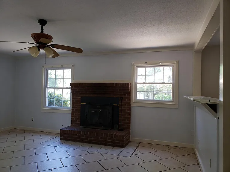 305 Sussex Ct — Photo 5