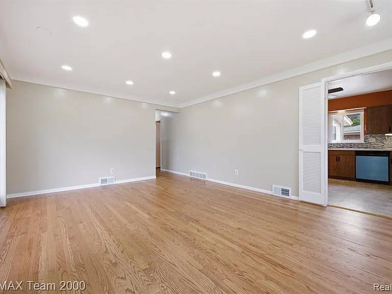 8512 Norborne Ave — Photo 10