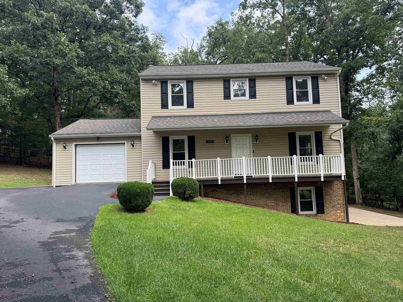 3 bed, 2.0 bath, 2344 sqft, $2,500 — Photo 1