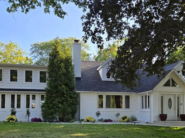 25W201 Summit Dr, Naperville, IL 60563