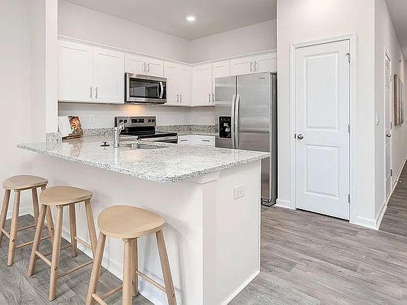 4th image of 408 Cherry Laurel Dr #408